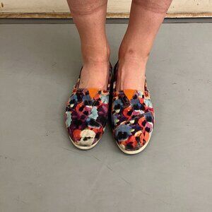 Tom's flats well worn used 6.5 Floral Woman's shoes